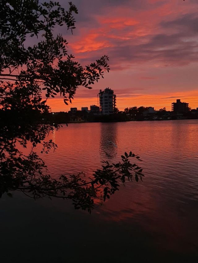 Pôr do sol na Lagoa do Violão, em Torres