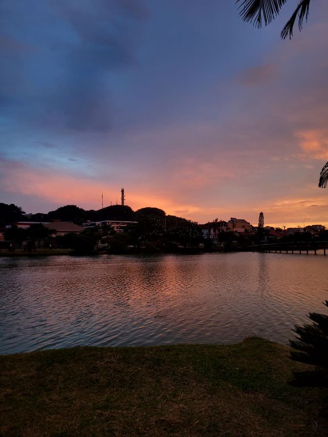 Céu vermelho refletido na água, em Torres