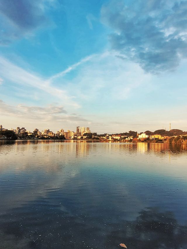 Lagoa do Violão com o skyline de Torres ao fundo