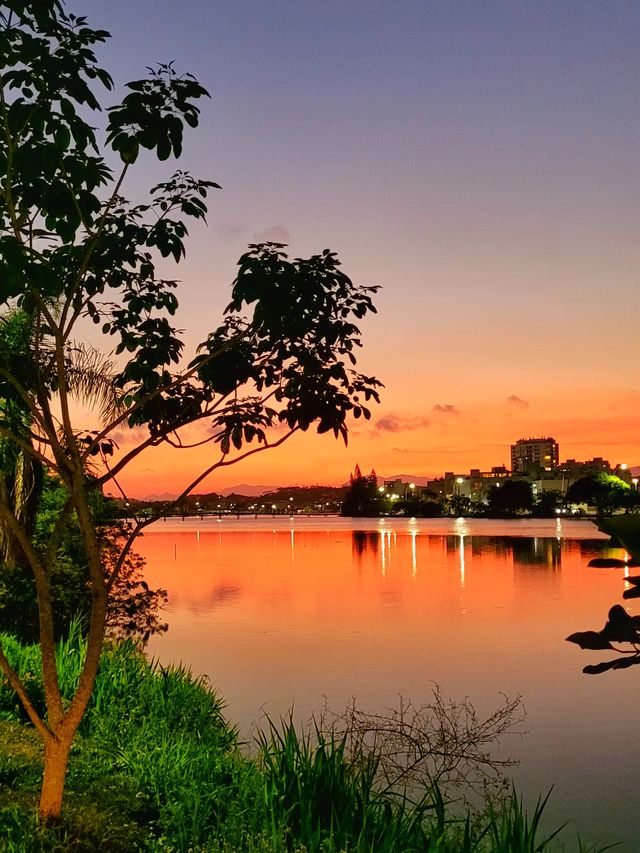 Entardecer alaranjado na orla da Lagoa do Violão