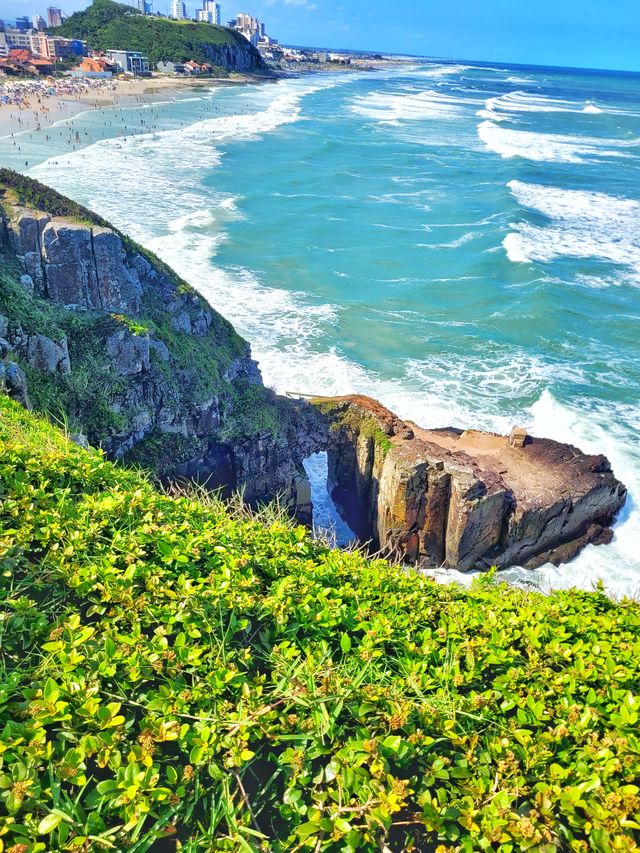 Falésias e praia de Torres vistas do alto