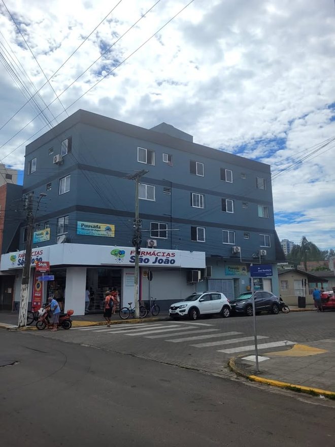 Fachada da Pousada Morada da Lagoa Suítes, na Rua Elcio Lima, 179, Centro de Torres