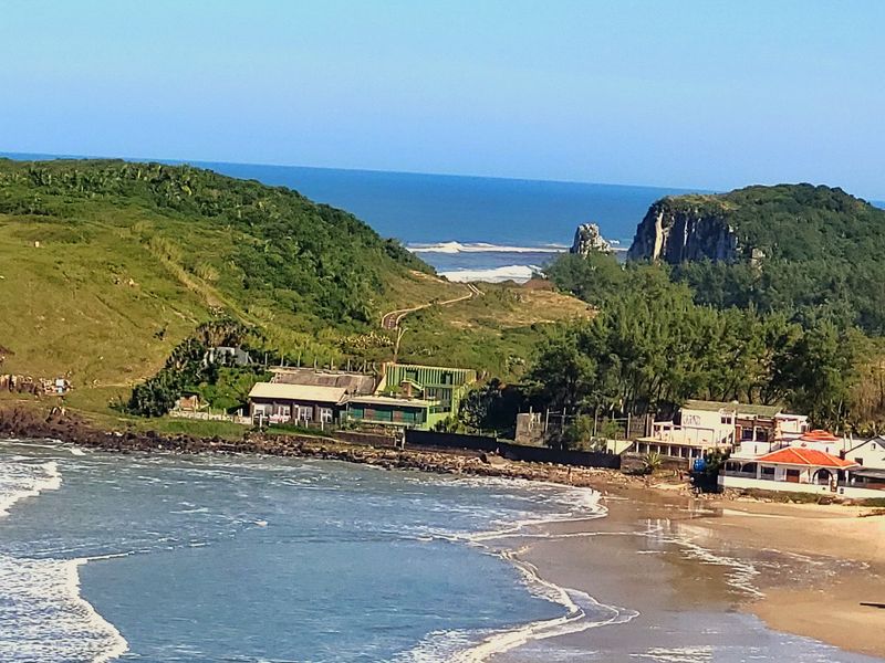 Prainha e as formações de pedra de Torres