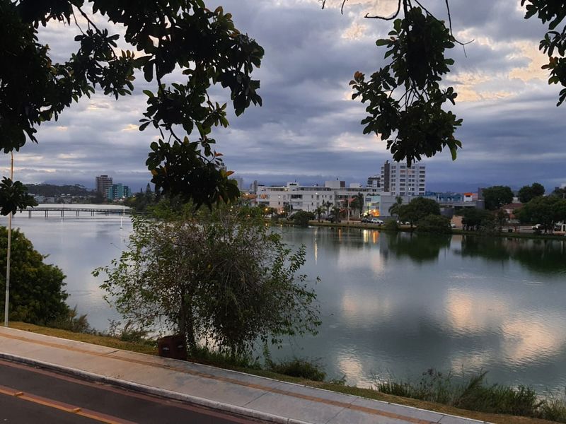 Lagoa do Violão ao anoitecer